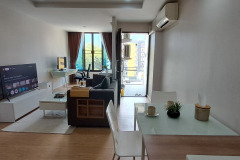 11_living_room_with_open_balcony